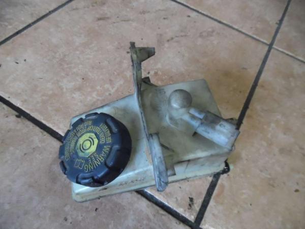 Renault Espace IV Behälter Bremsflüssigkeit 8200021398
