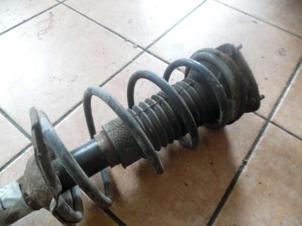 Toyota Yaris Verso Stoßdämpfer Federbein Vorne links