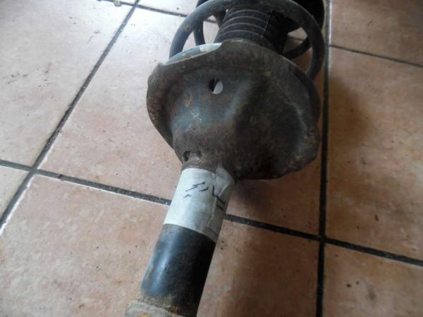 Toyota Yaris Verso Stoßdämpfer Federbein Vorne links