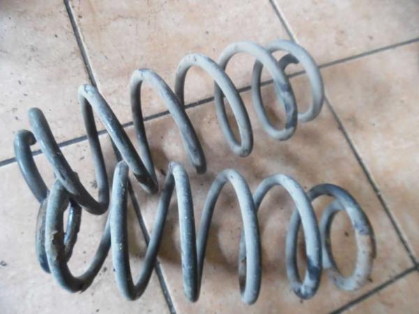 Toyota Yaris Verso Feder Fahrwerksfeder Hinten