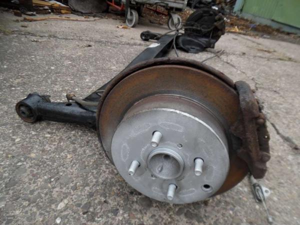 Toyota Yaris Verso Hinterachs Achsträger mit Bremssattell