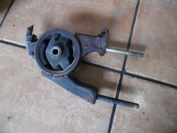 Toyota Yaris Verso Motorhalter Lagerung