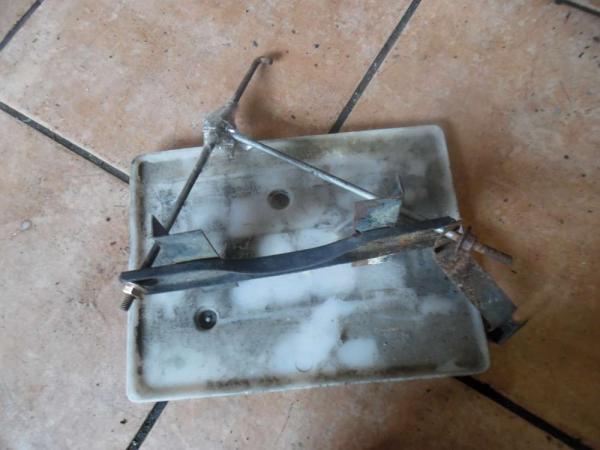 Toyota Yaris Verso Batterienhalter
