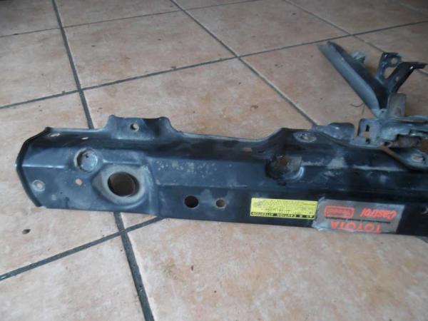 Toyota Yaris Verso Träger Schloßträger