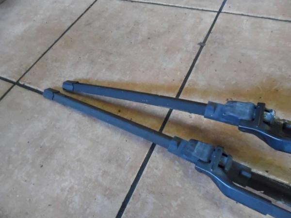 Mercedes-Benz E-Klasse W212 Scheibenwischerarm Vorne 2128201344