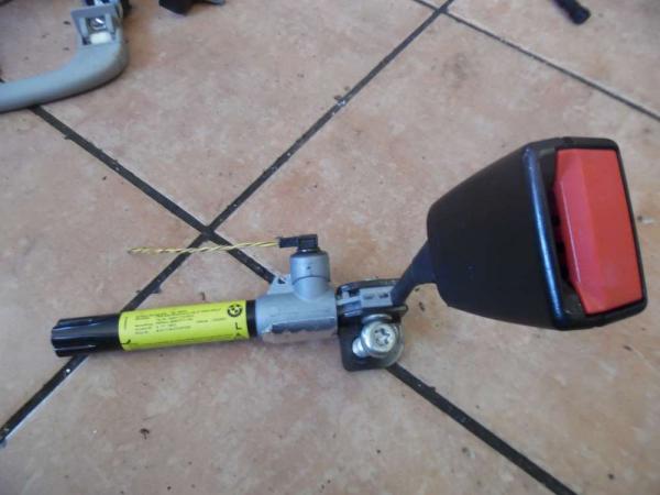 BMW 5er E61 Gurtstraffer Gurtschloß Hinten Links 9117189